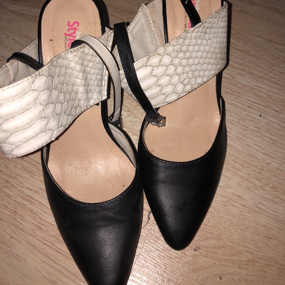 Black and white snake skin heels 👠